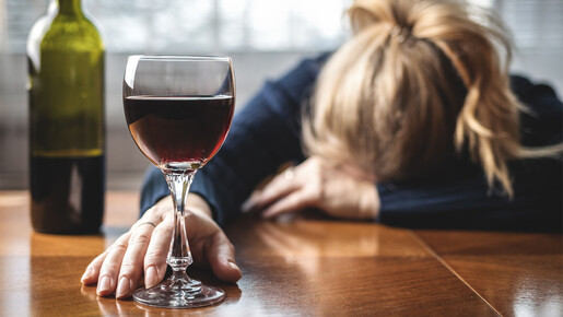 Las muertes de mujeres por alcohol se duplican en una década