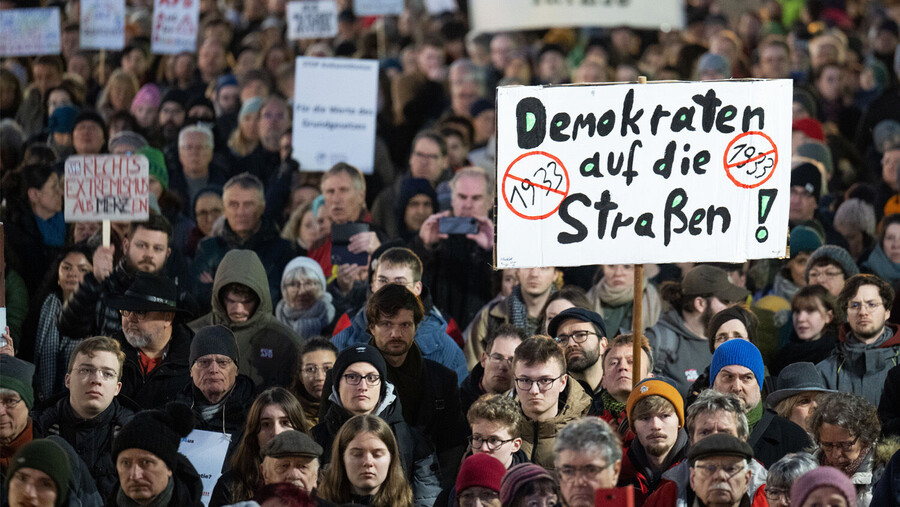 Controversia en Alemania: Identificando a los nazis de hoy