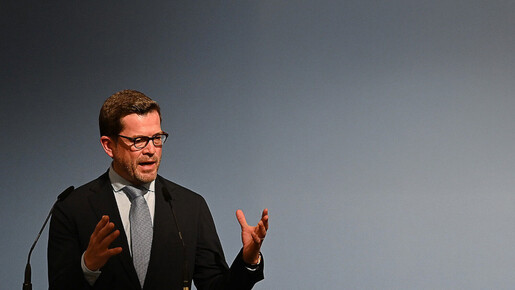 Guttenberg pide una Europa militarmente unida contra el ‘matón Trump’