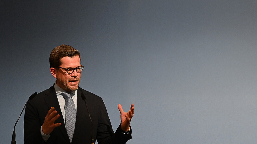 Guttenberg pide una Europa militarmente unida contra el ‘matón Trump’
