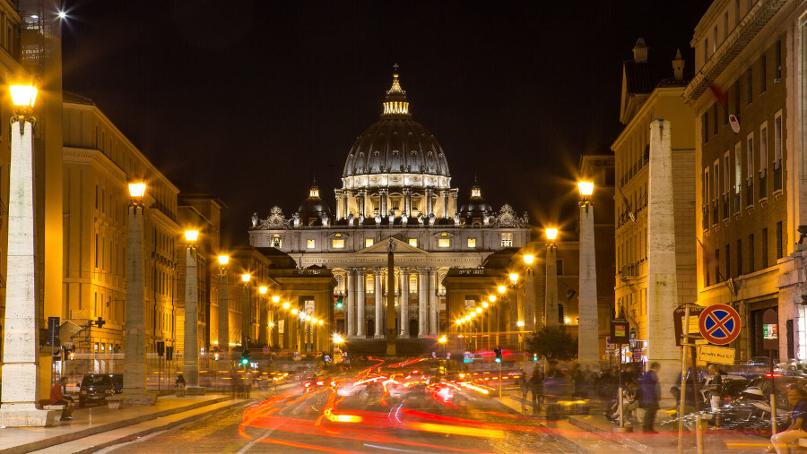 Trump corona al Vaticano como un ‘pacificador’