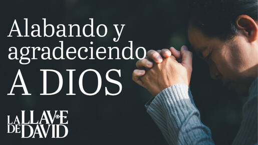 Alabando y agradeciendo a Dios