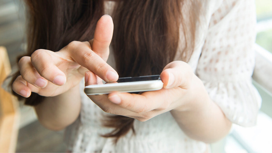 Distraídos por los teléfonos inteligentes, los padres no están enseñando a sus hijos a hablar