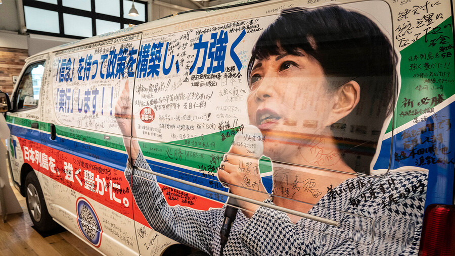 La popular primera ministra de Japón busca obtener más poder