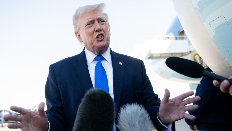 Trump amenaza con la obliteración, pero después cede