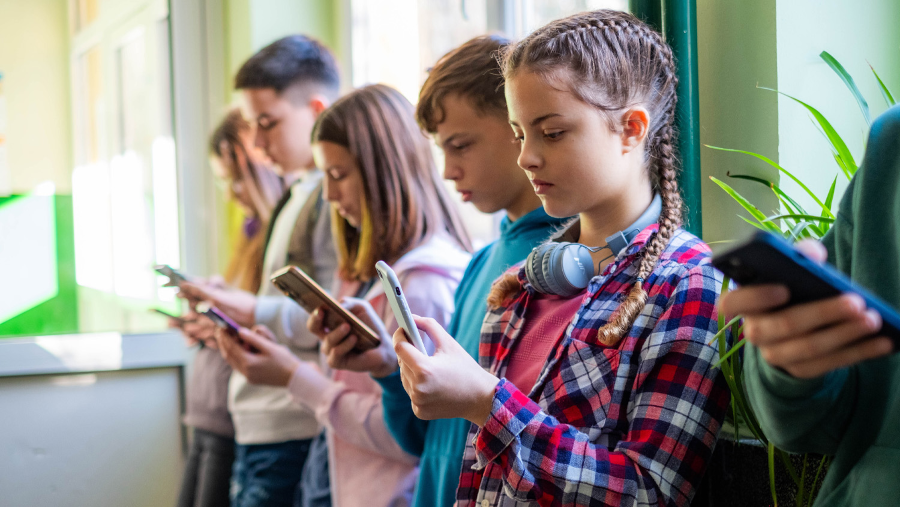 ¿Pueden sobrevivir los niños sin teléfonos inteligentes?