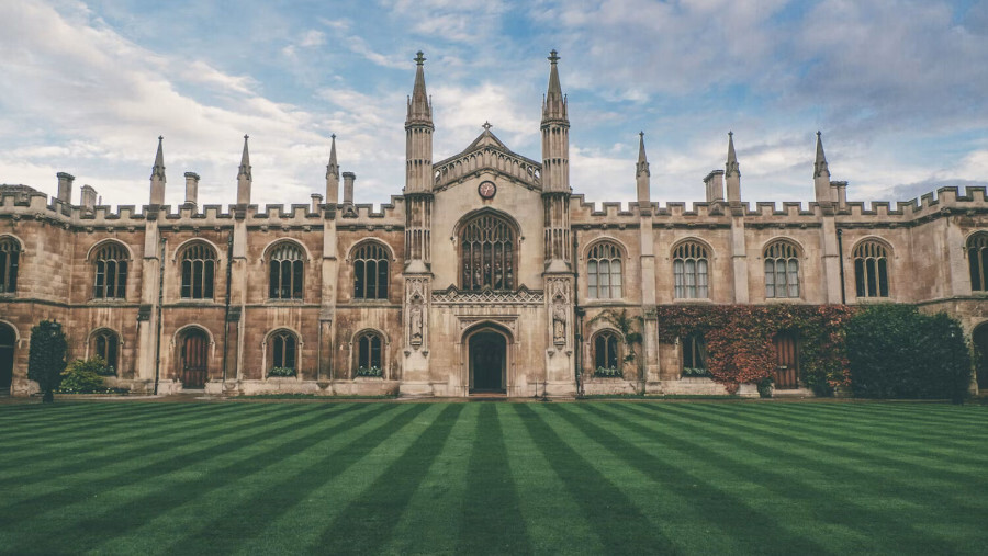 El increíble profesor viajero del tiempo de la Universidad de Cambridge